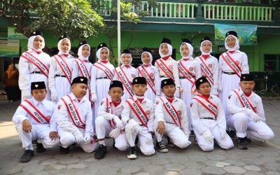 MI Sunan Kalijogo Karangbesuki Malang Meriahkan HUT RI ke-80 dengan Upacara Bendera