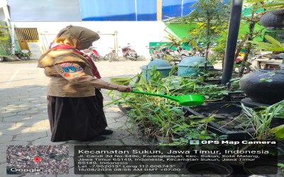 Penanaman dan Pemeliharaan Pohon untuk Lingkungan Madrasah yang Asri
