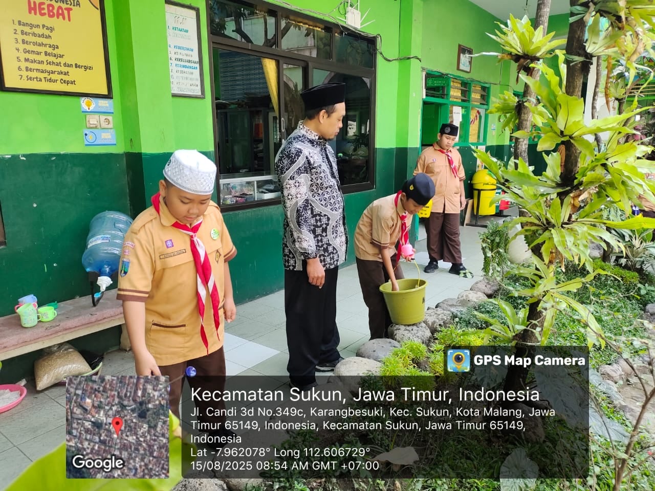 Perawatan Tanaman di MI Sunan Kalijogo Karangbesuki