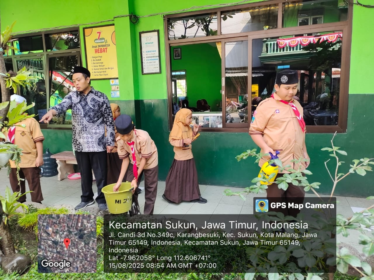 Perawatan Tanaman di MI Sunan Kalijogo Karangbesuki